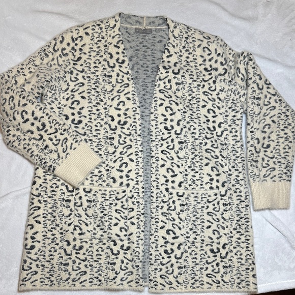 revolution by cryus Sweaters - EUC revolution by Cryus cream Leopard Print fuzzy knit Cardigan Sweater xl